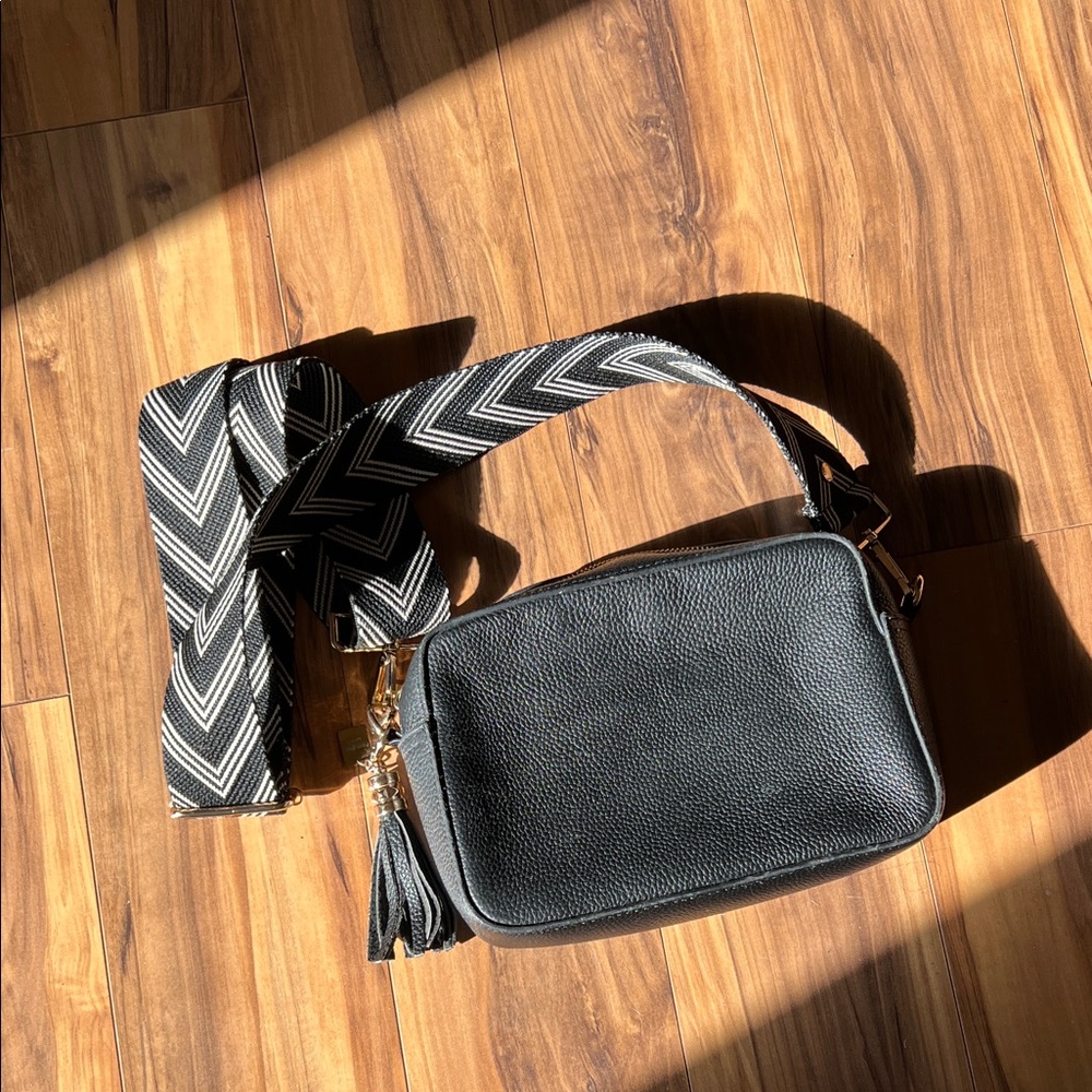 Elegant Black Crossbody Bag with Chevron Patterned Strap
